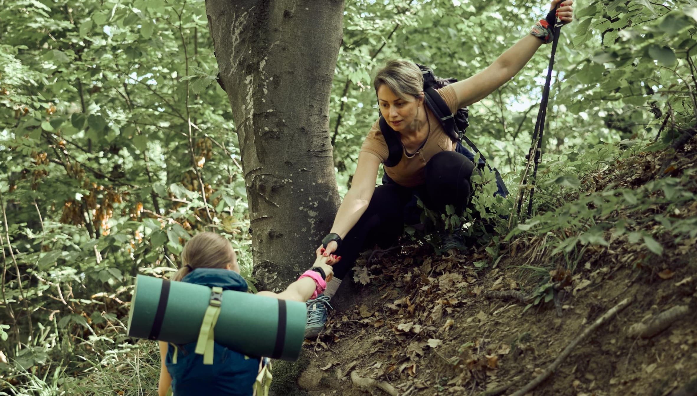 Twee vrouwen wandelen samen in de natuur